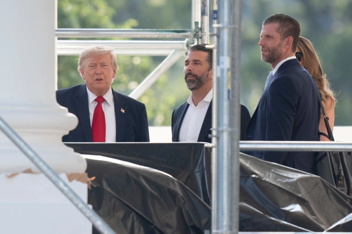 Trump denies conflicts of interest and assures that his children manage his millionaire investments