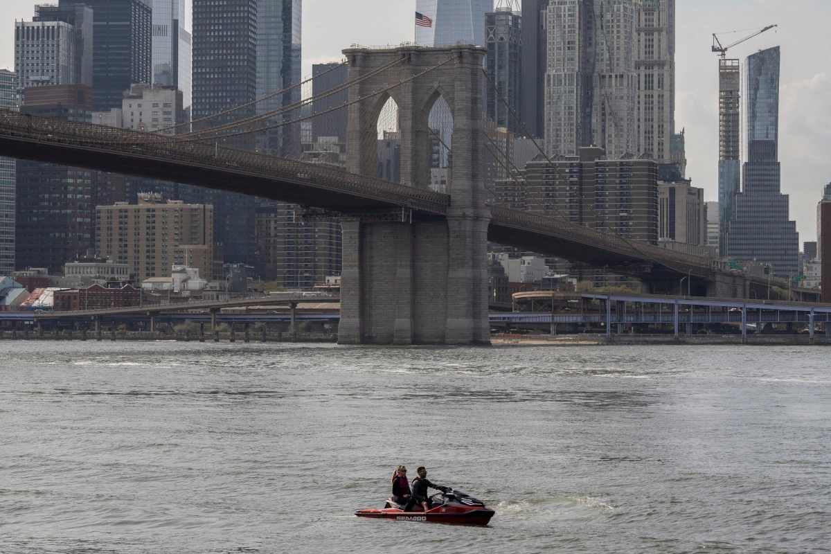 Eight people were rescued after the forced landing of a seaplane in the East River in New York