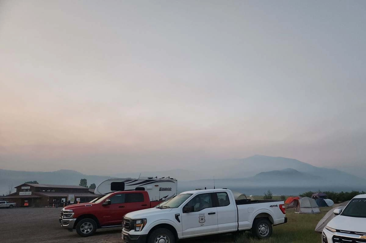Tanker pilot dies after crashing while fighting forest fire in Colorado