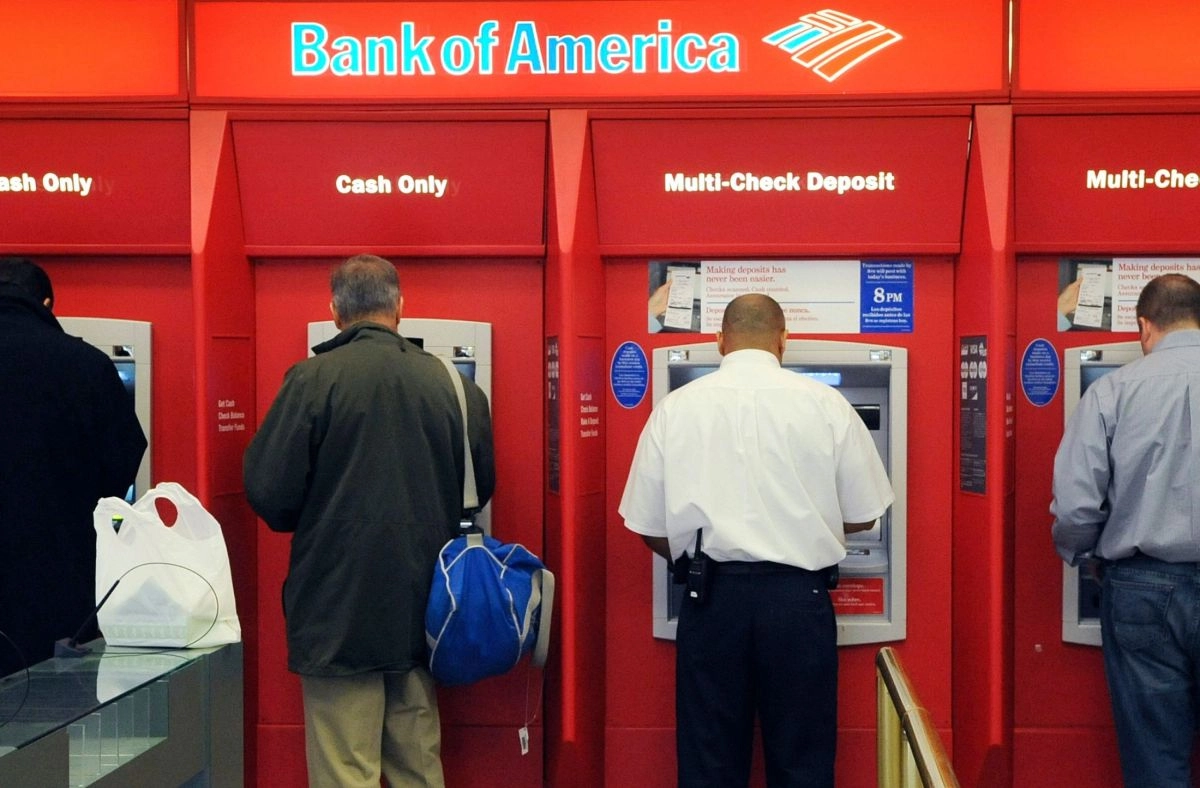 Trump pushes to exclude certain immigrants from the banking system and promote selfdeportation