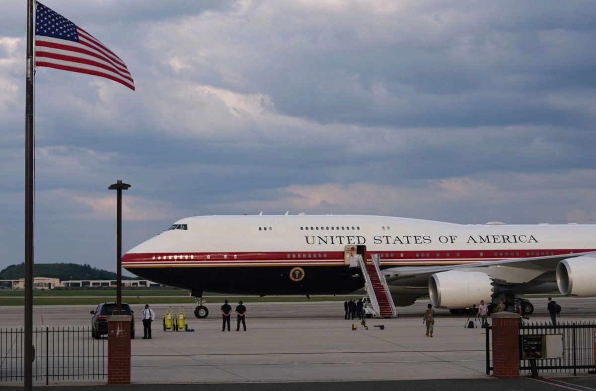 Threat against Trump forces him to change planes he left the Boeing 7478 and flew on the old Air Force One
