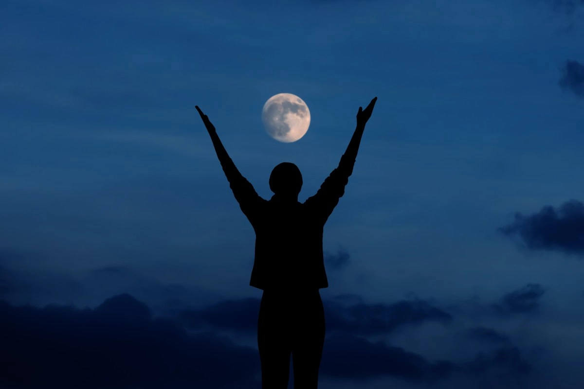 What is good to do and not do during a full Moon according to astrology