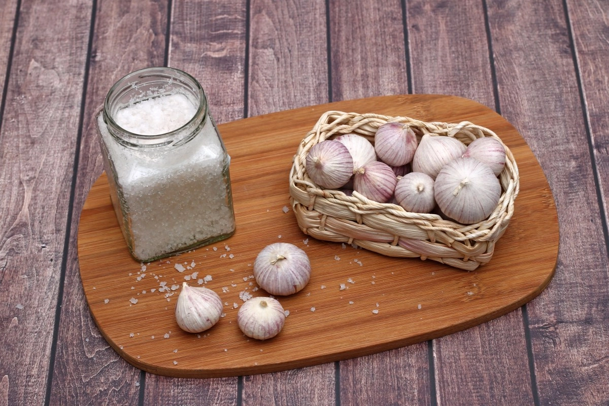 Ritual How to Use Garlic and Salt Together to Block Bad Luck