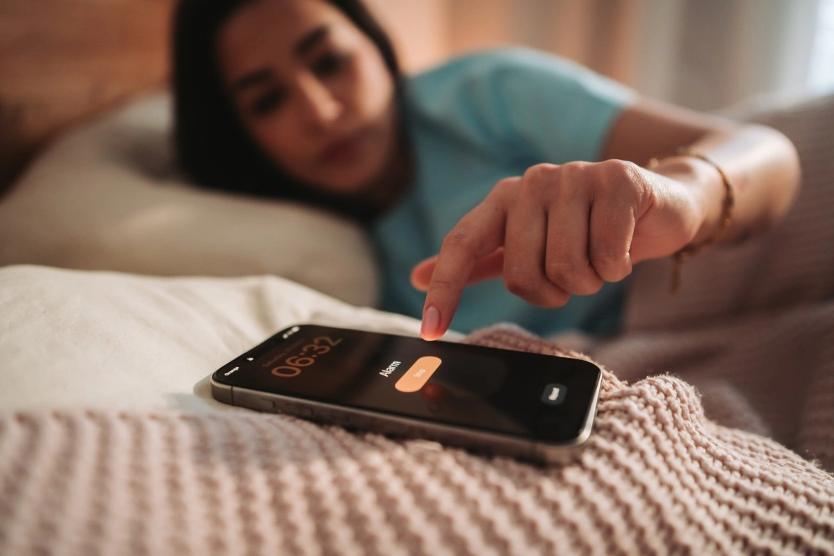Why I wake up one minute before the alarm goes off you are not alone and there is an explanation