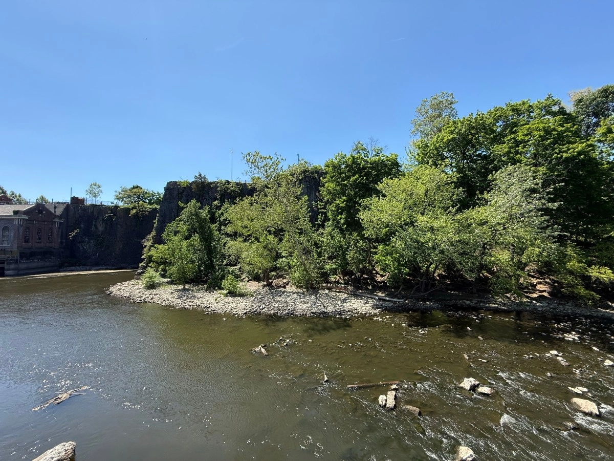 Tragedy in New Jersey a boy died after rescuing his sister from a river and they are looking for another minor