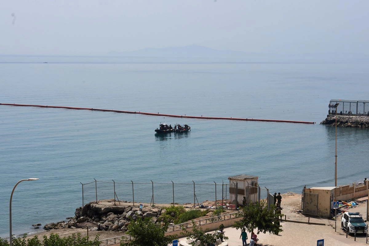 From Ceuta to the Ro Grande the floating barriers that Spain and the US use against migrants
