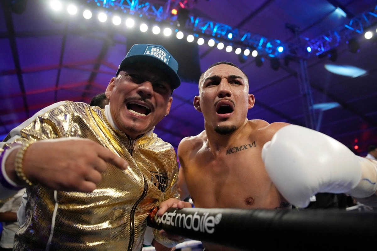 Tefimo Lpez attacks Davis after rejecting the juicy purse to fight Haney