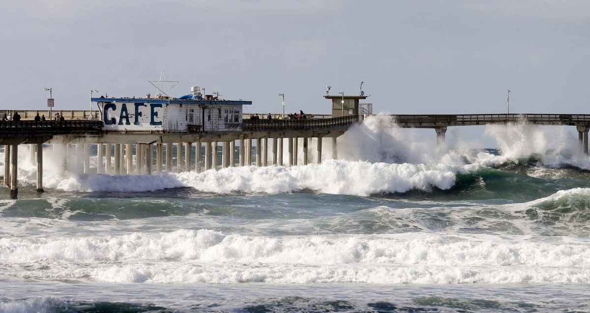 Los Angeles County lifeguards rescue 1950 people due to high waves