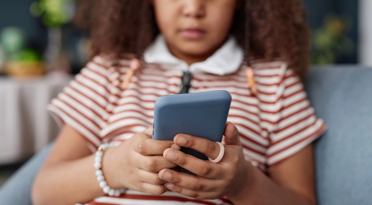 Early account on social networks can lead to lower academic performance