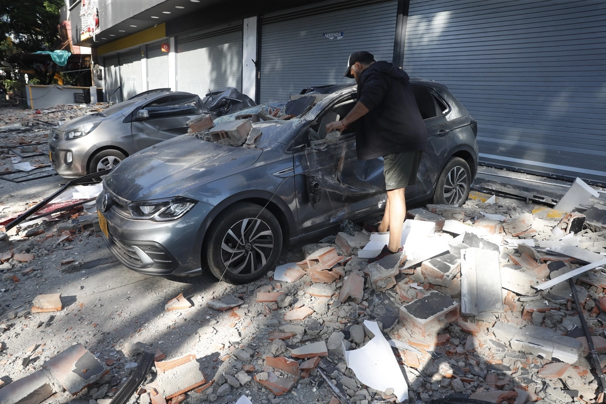 President of Colombia calls an emergency committee to address the damage from the 74 magnitude earthquake