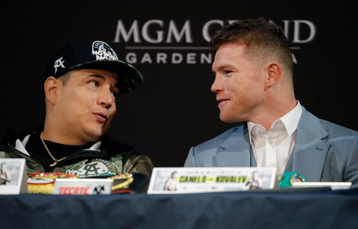 Eddy Reynoso throws dirt on the issue of a fight between Canelo and Benavidez