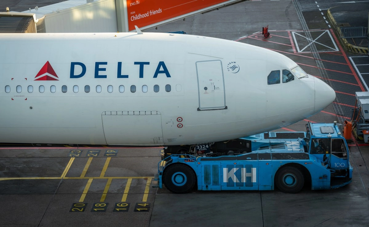 Panic on Delta flight passengers evacuate via slides after reporting smoke in the cabin