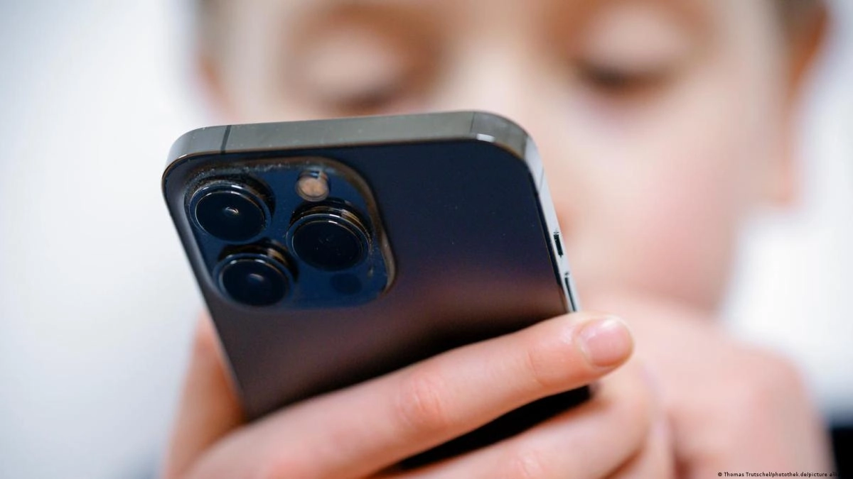 At what age should the first smartphone arrive A study reveals worrying signs