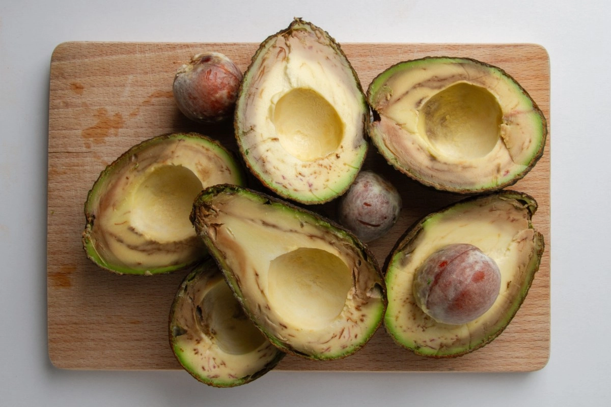 When can you eat a very ripe avocado and when should you throw it away
