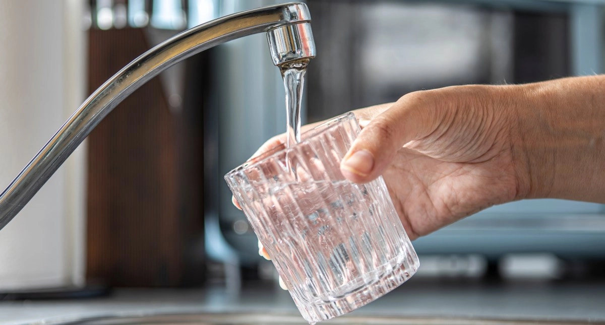Using tap water reduces plastic waste and protects the environment