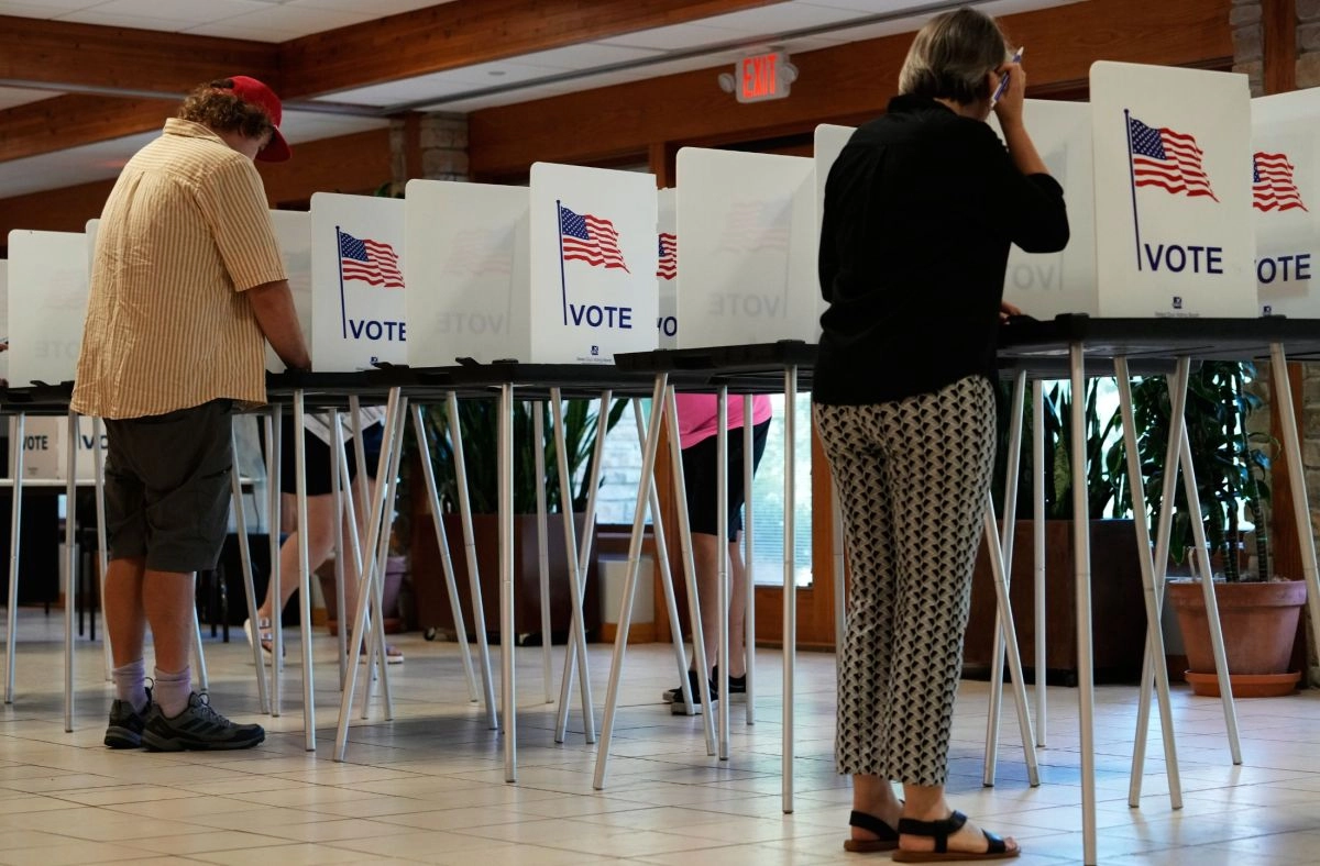 Trump opens the door to a national emergency to intervene in the 2026 elections