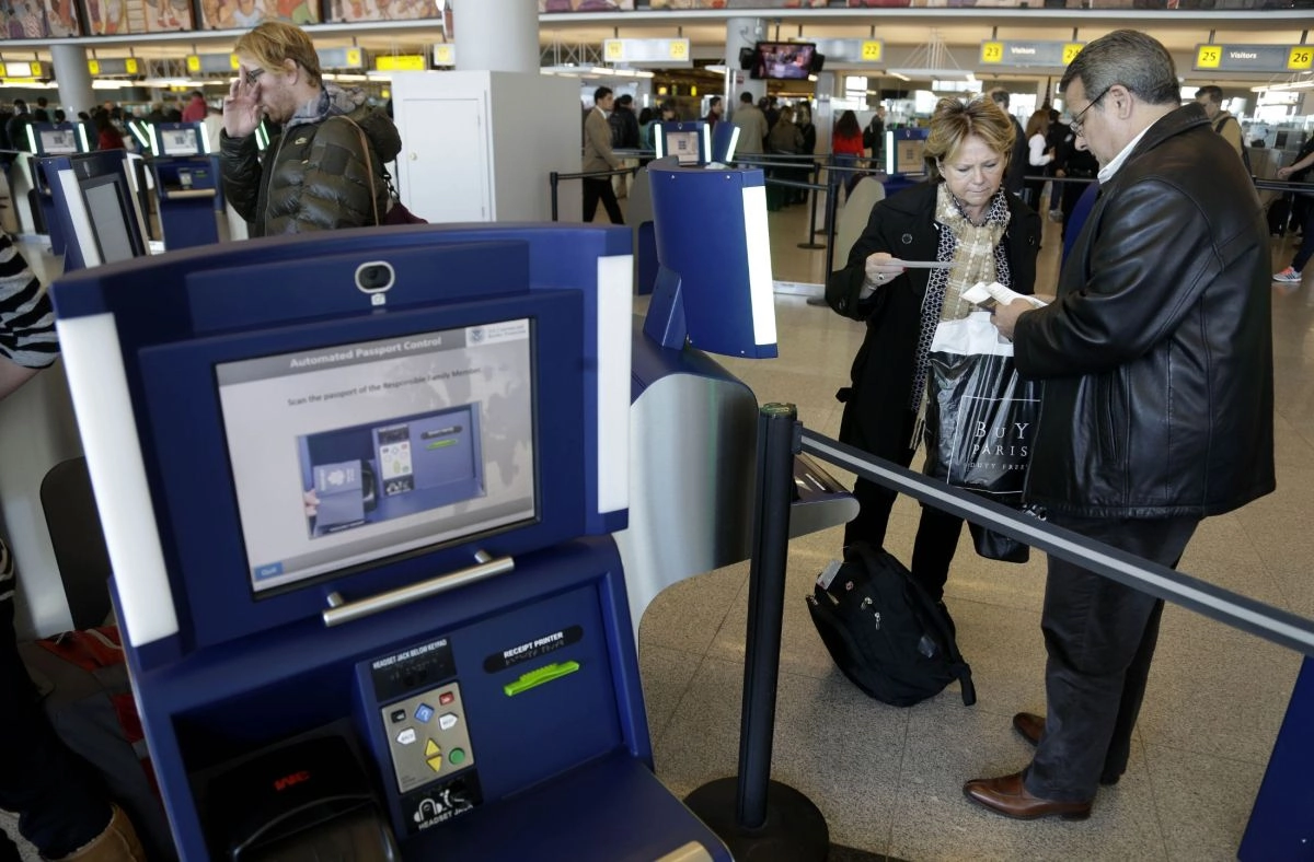 BIA changes immigration rule: traveling with advance parole can activate a veto of up to 10 years
