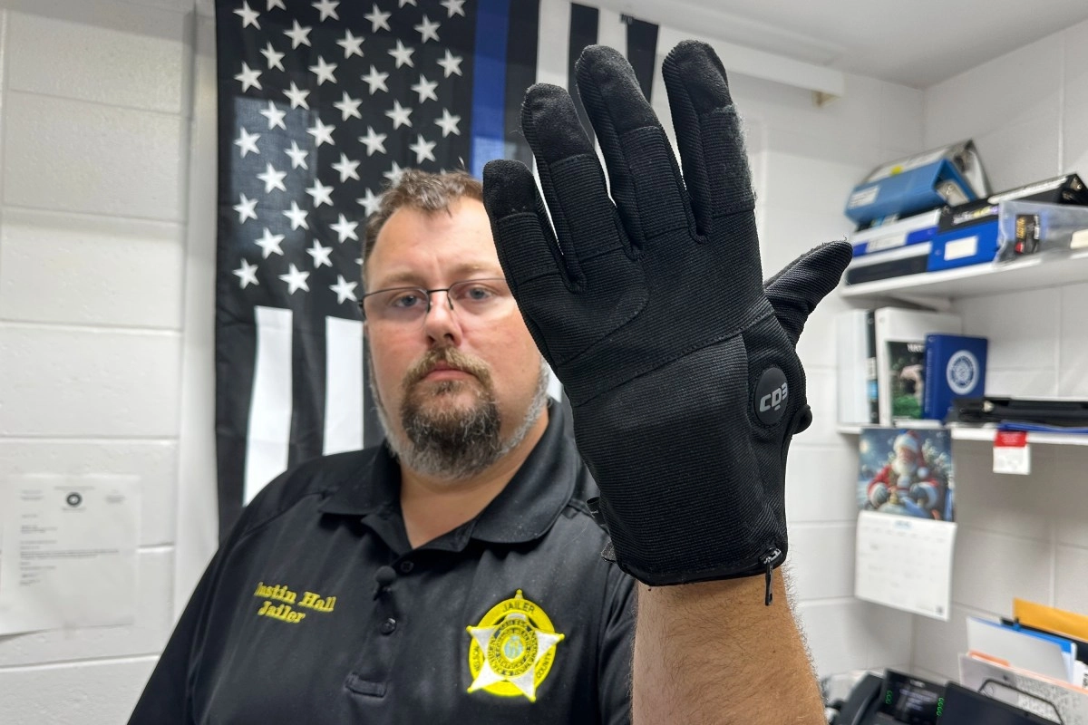 Congressmen and activists reject the purchase of electric gloves for ICE