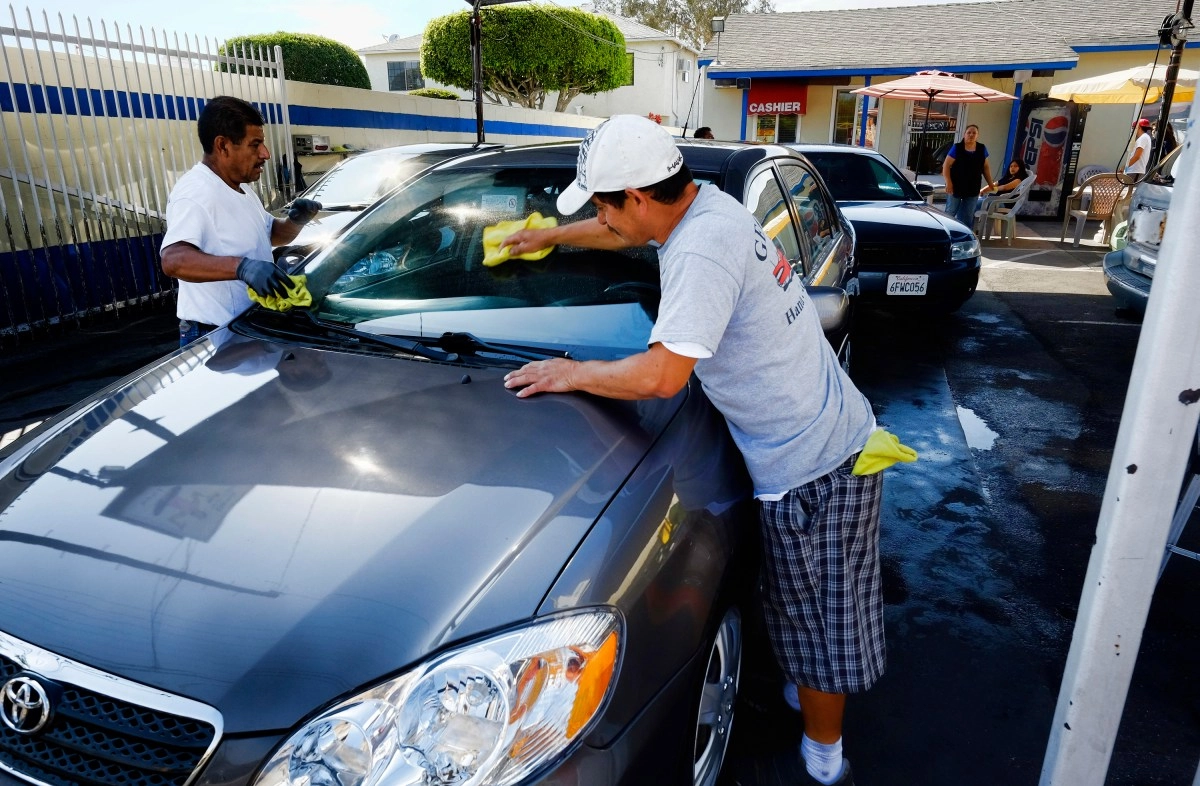 Proposal to protect workers salaries advances in Los Angeles
