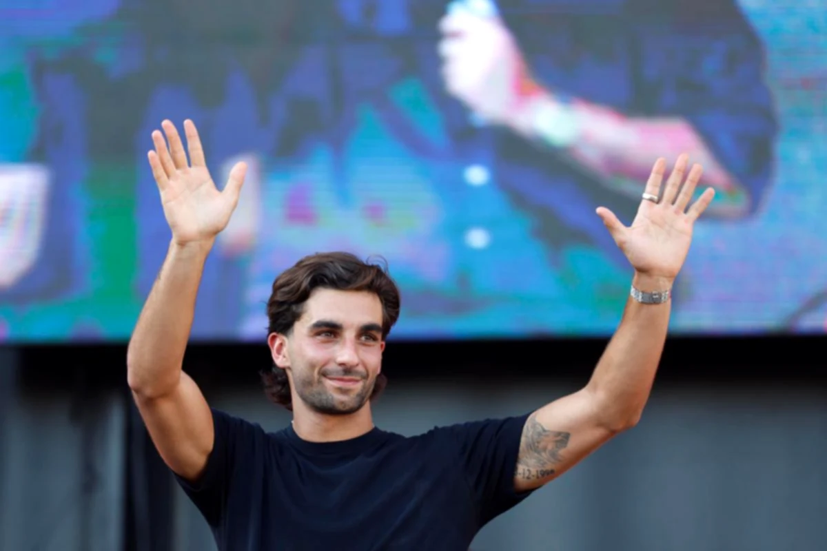 PSG's fresh "9," Ferran Torres, bids his final farewell to FC Barcelona with "pride. "