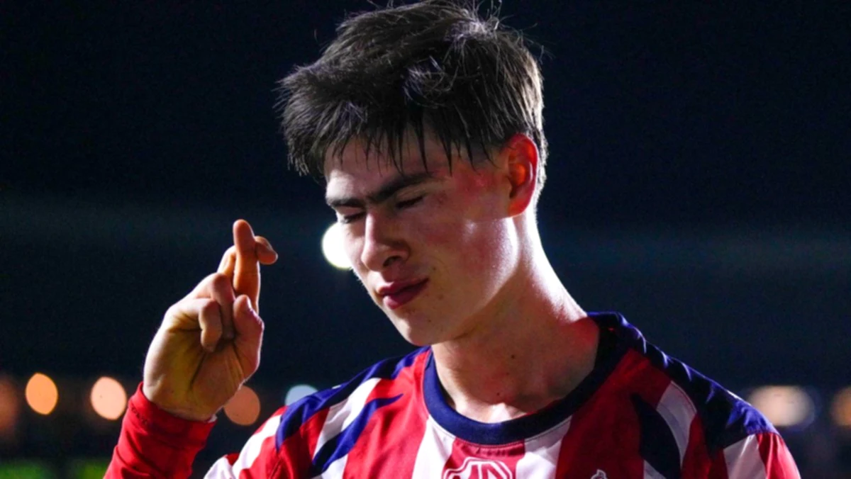 The" Hormiga" González is welcomed by Olympiacos in the most authentic way possible.