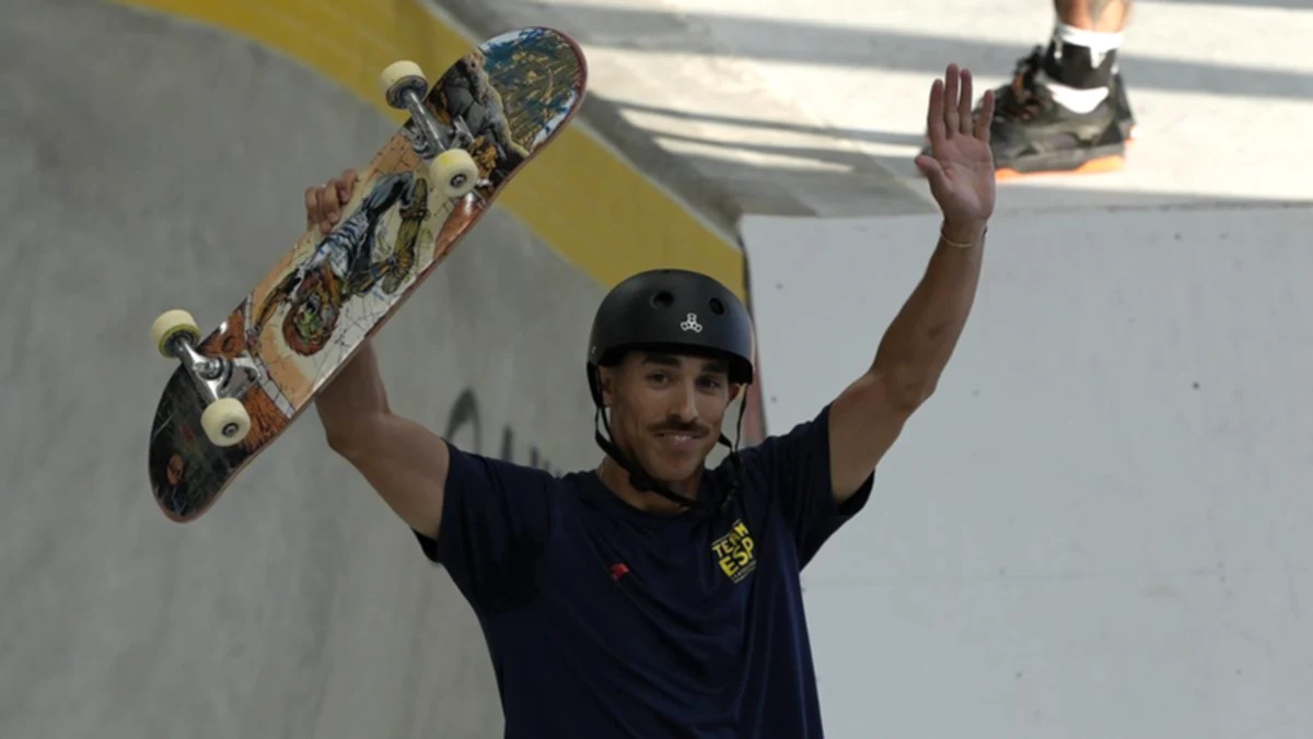 Olympic Skater makes history on the ‘Atleti’ pitch by skating over the goalkeeper
