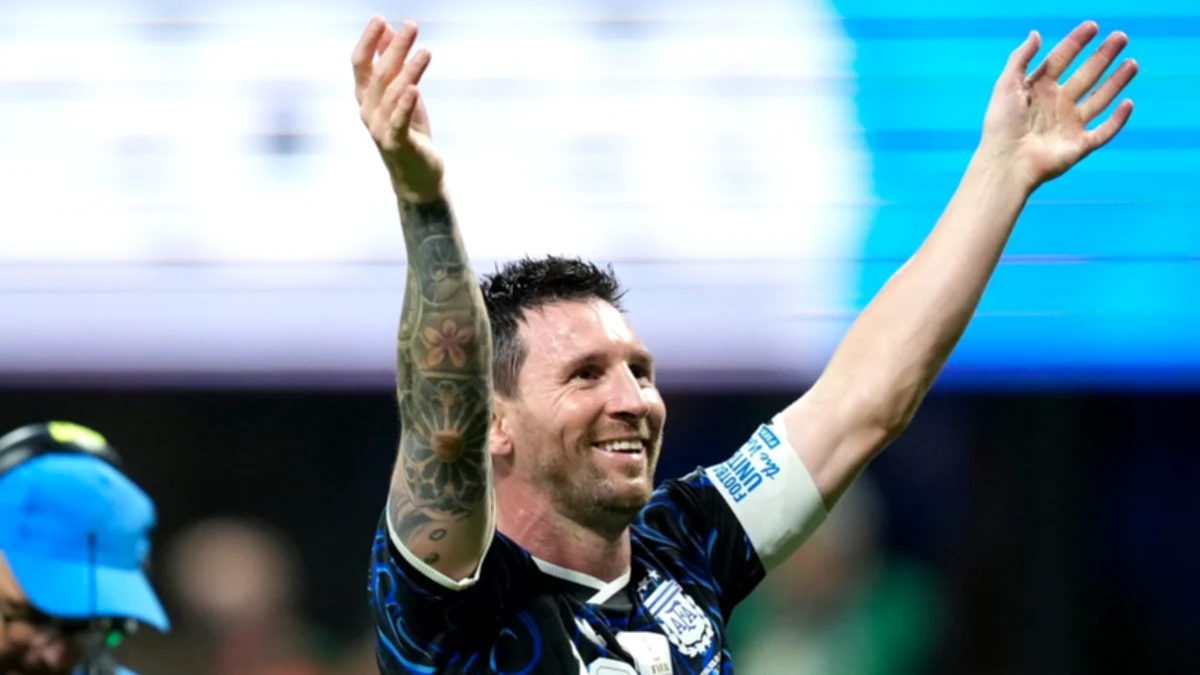 President and former president of Argentina cast flowers to Messi after announcing his retirement from the national team
