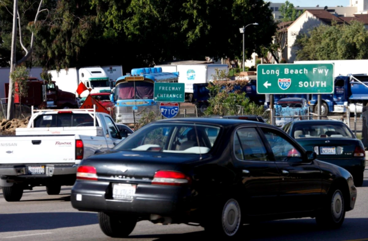 Suspect opens fire during police hunt in Los Angeles