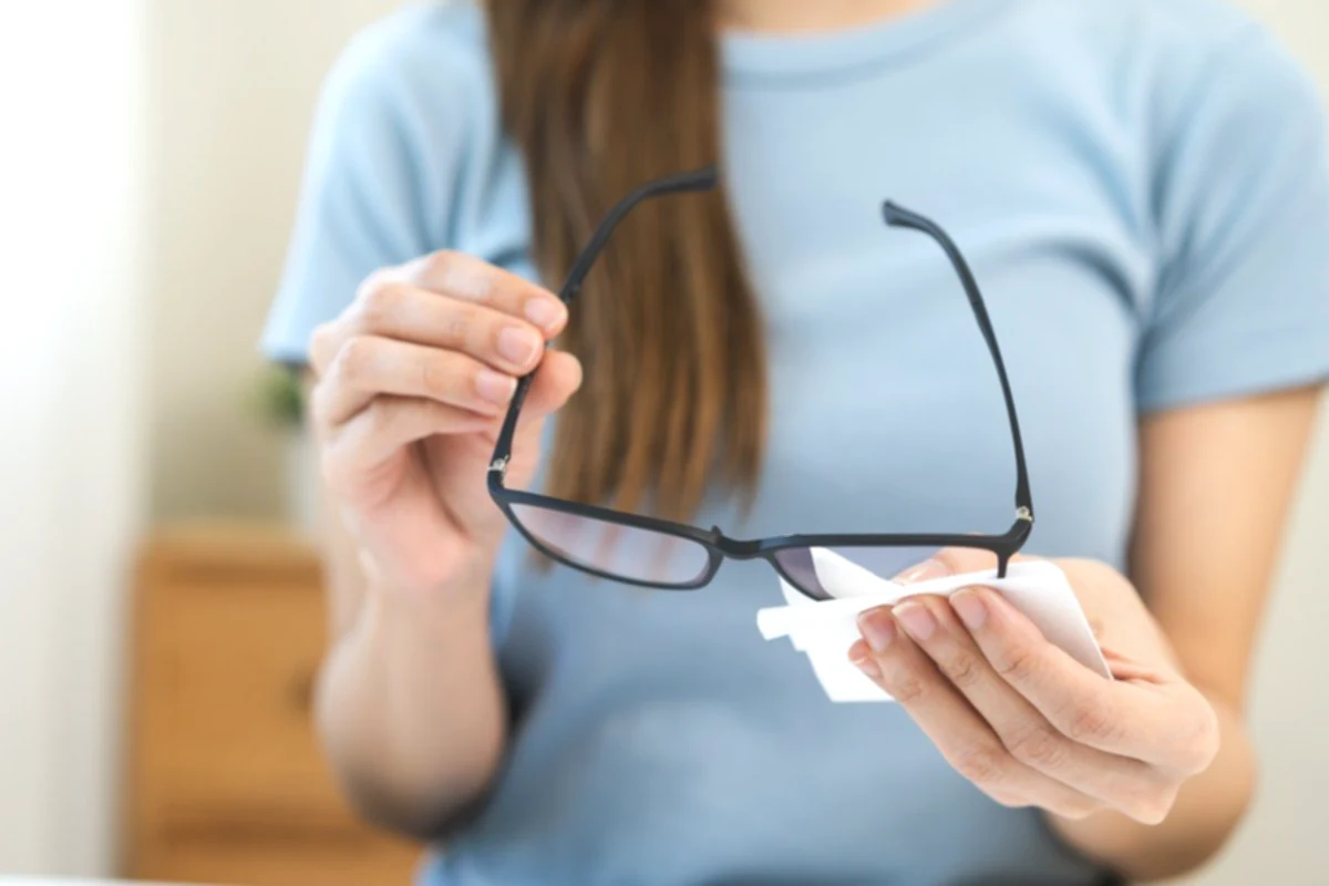 How effective is cleaning lenses with vinegar and how to do it properly