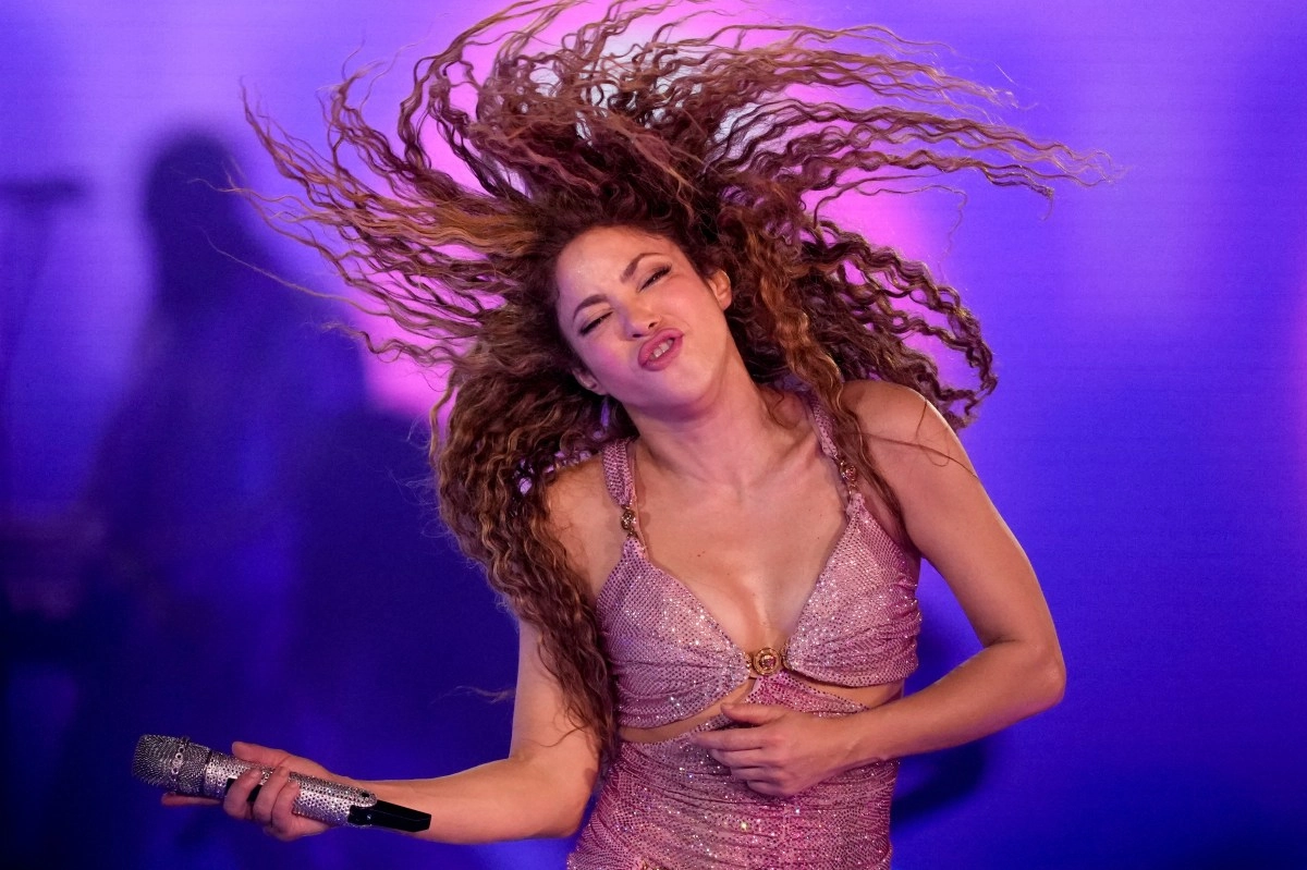 Fan pulls Shakira039s hair at a concert in Uruguay This is how the Colombian singer reacted