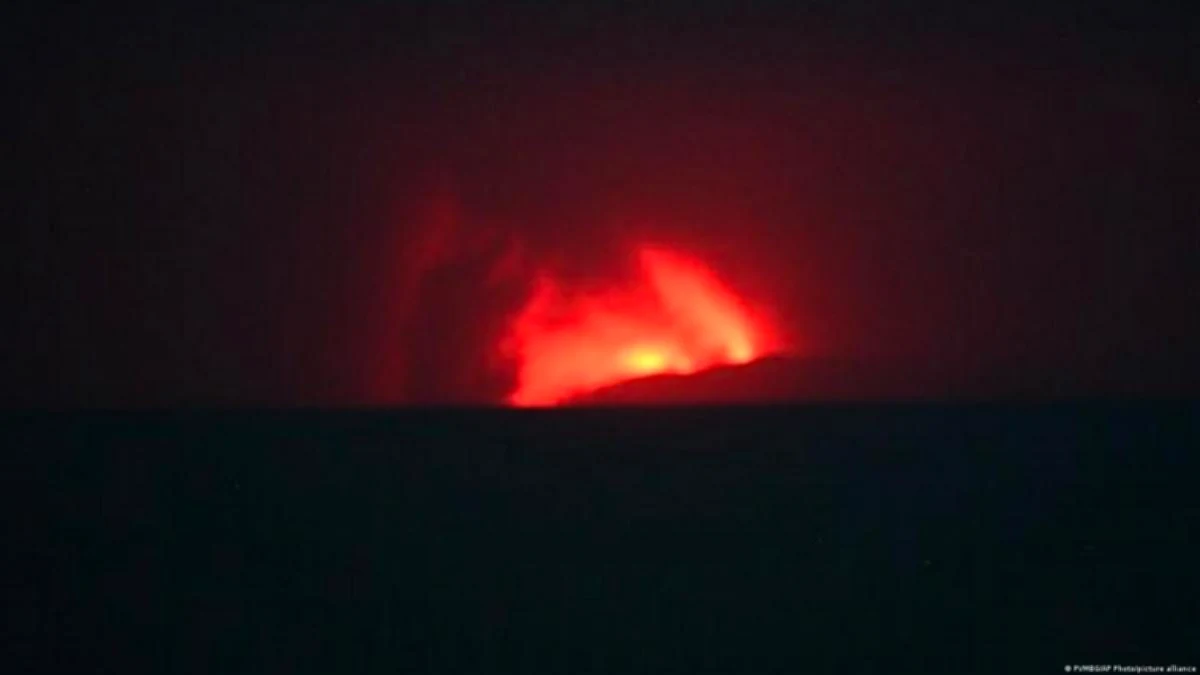 Krakatoa volcano erupts in Indonesia and causes flight cancellation