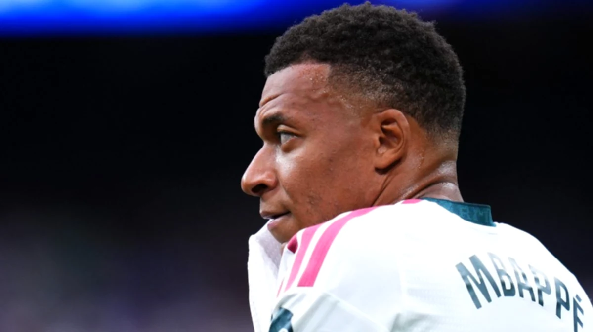 Kylian Mbappé emulates Cristiano Ronaldo by removing an energy drink from his table