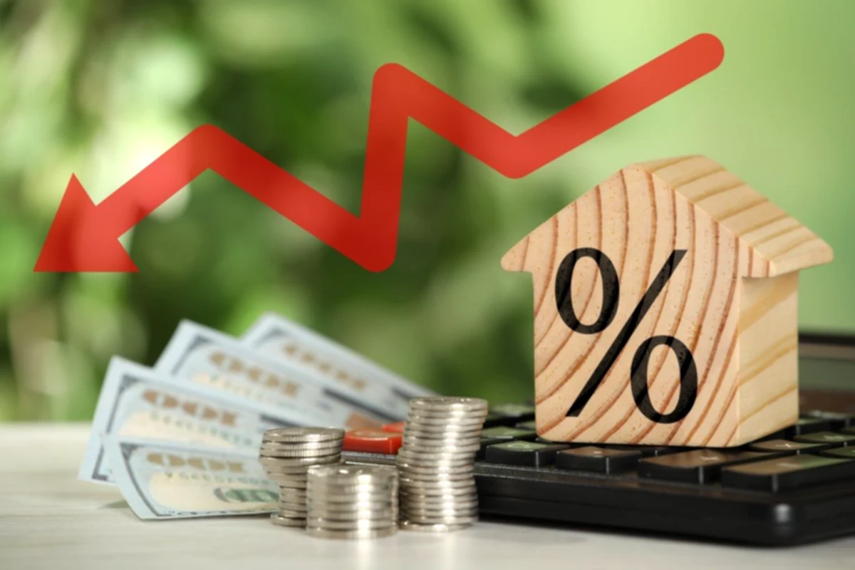 What cities in the US are experiencing declining accommodation costs?