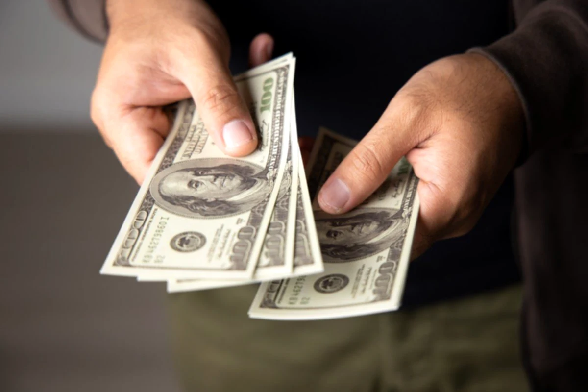 U. S. records record earnings in 2025, but households continue to face higher prices.