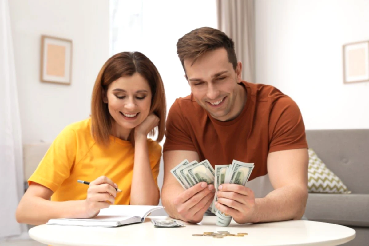 Sharing money or managing it separately? - The married couple's dilemma