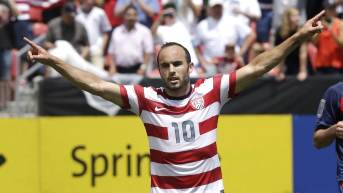Horacio Casarín and Salvador Reyes hold the dominance of the historic goal against the United States