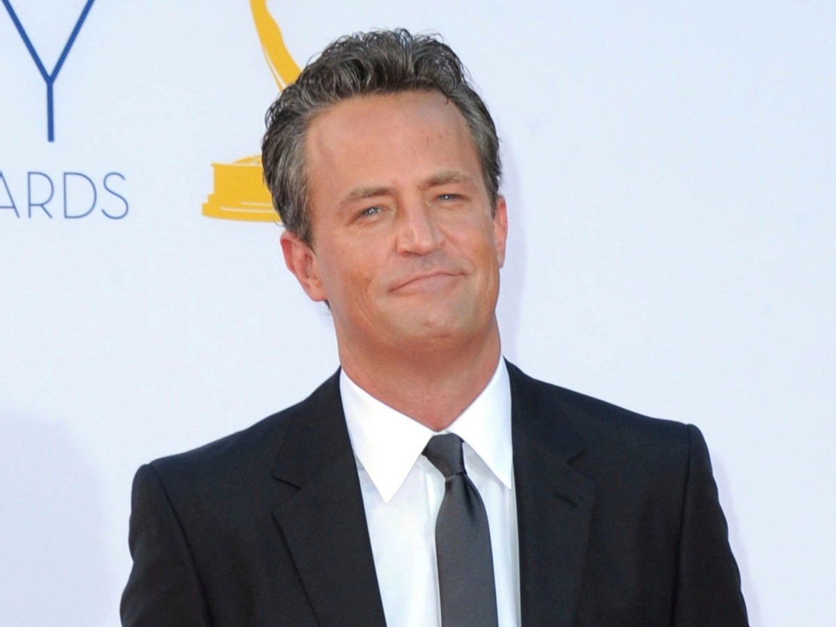 Two years after his death the cast of Friends prepares a tribute for Matthew Perry