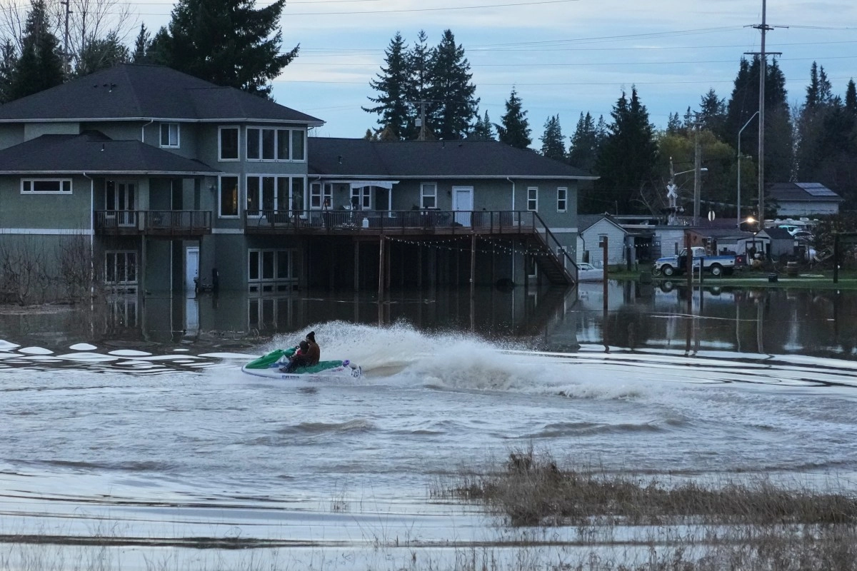 Arctic cold wave advances in the US while the Pacific Northwest remains threatened by floods