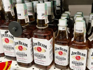 Jim Beam announces the closure of its production plant in Clermont