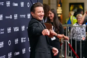 Jeremy Renner flatly denies the agreement with director Yi Zhou