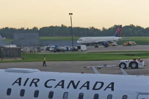 Panic on the tarmac: an employee was trapped in the cargo hold of an Air Canada plane while taxiing for takeoff