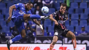 Cruz Azul struggles to beat Puebla 1-0 despite being down to ten men