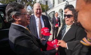 Petro's reaction to receiving Trump's hat: 