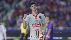 La 'Hormiga' Gonzalez Doesn't Eat Tacos and Helps a Boy Who Cries Upon Meeting Him