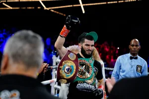 Artur Beterbiev attacks David Benav�dez and questions some of his triumphs