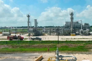 Oil reserves hit their lowest level in 43 years as Trump seeks to contain the rise in fuel prices