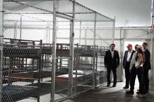 Activists denounce lack of transparency regarding the transfer of migrants detained in Alligator Alcatraz