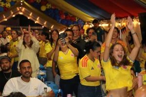Colombians celebrate the great triumph of the coffee team