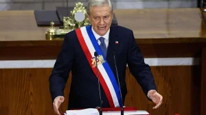 What advantages and risks does Kast's controversial plan to reduce the corporate tax in Chile have?