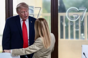 Trump claims Meloni begged him for a photo; She denies him and accuses him of lying.